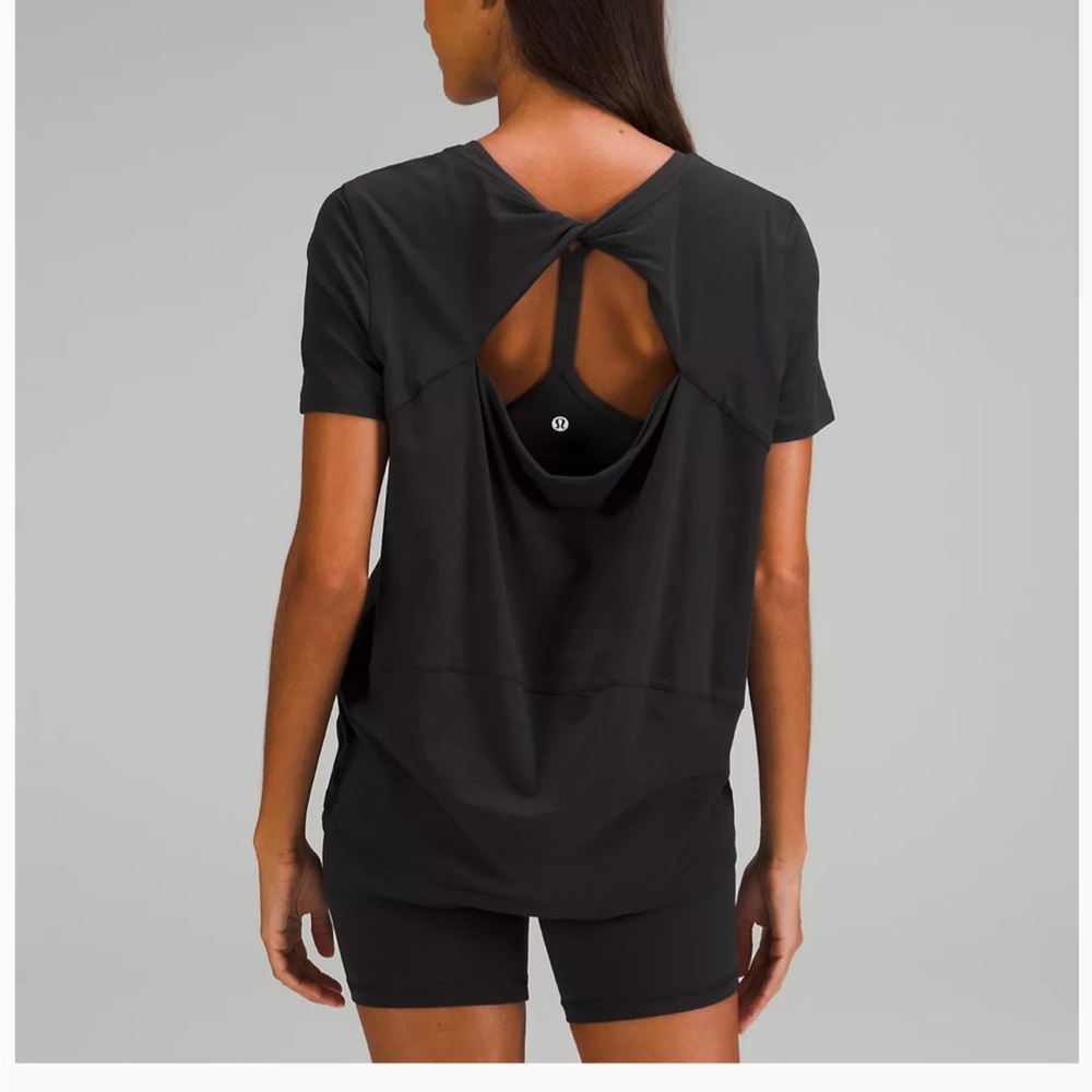 Lululemon size 6 back in action special edition twist back
